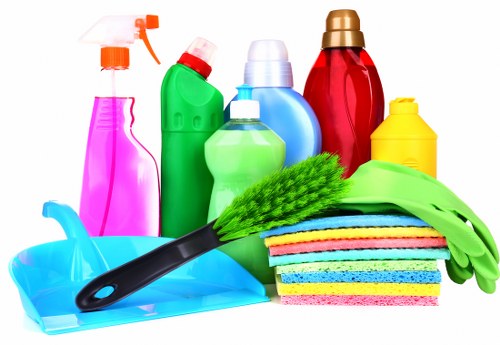 Customer raising a cleaning service complaint in a professional setting